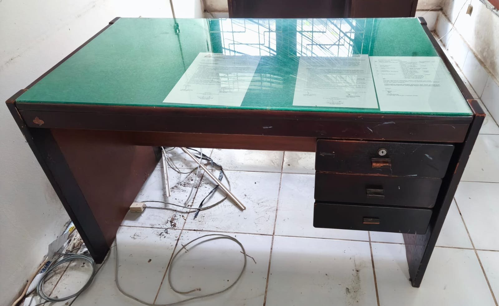 Meja kerja kayu laci susun 3 + lapisan kaca